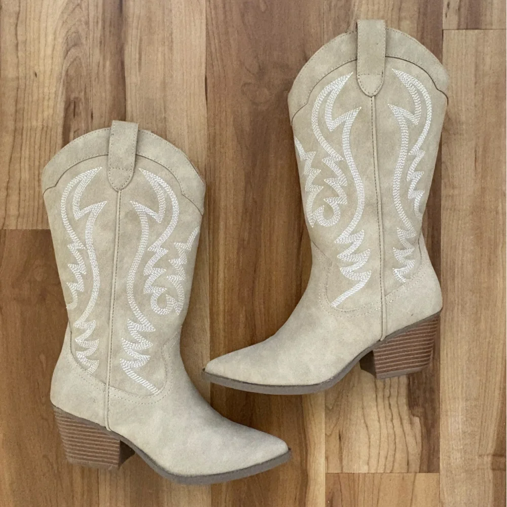 Elegant Tan Western Boots - Picture 1 of 4